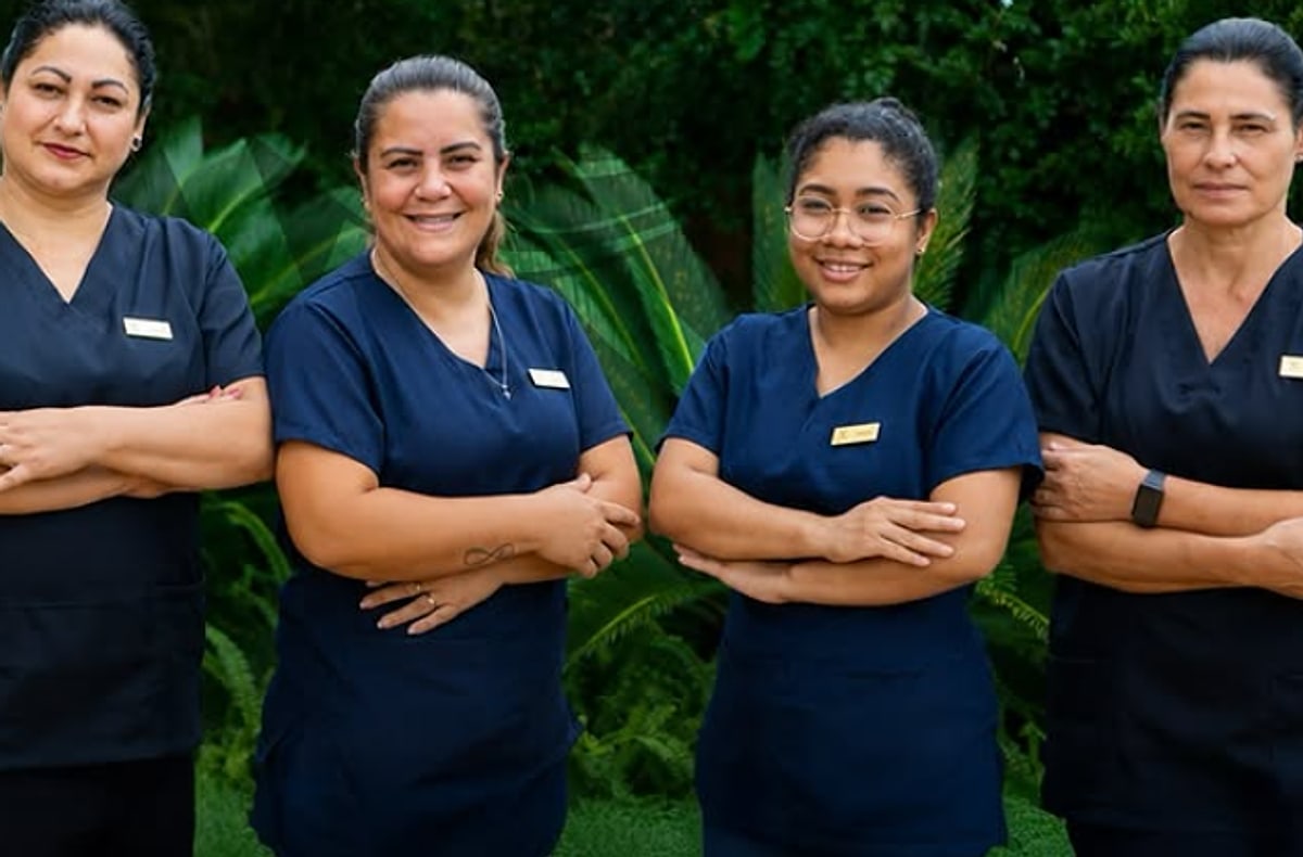 Equipe de profissionais da VilleCare Sênior em uniforme azul-marinho